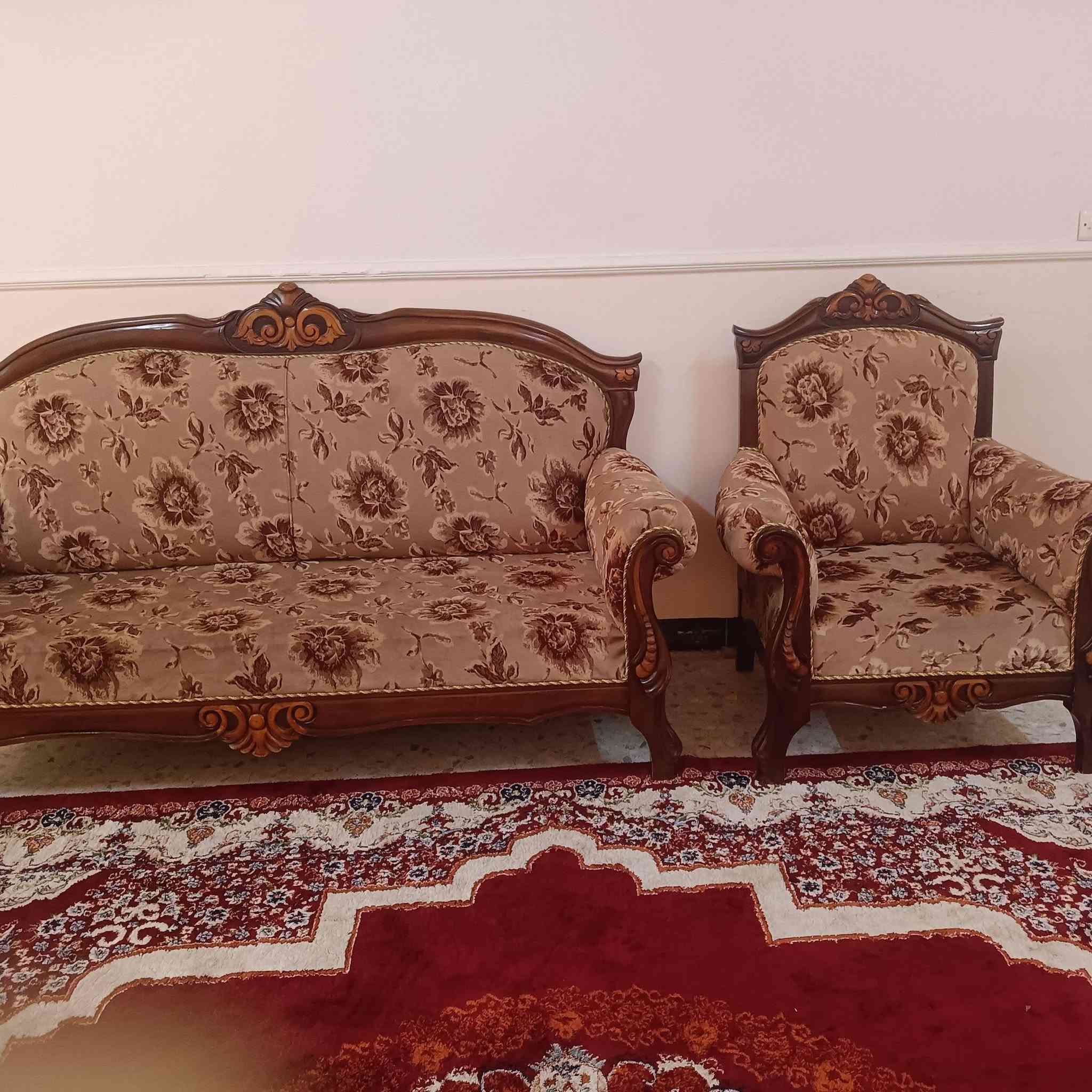 طخم للبيع 10 مقاعد نظيف ومرتب السعر 300 وبيه مجال الاستفسار على الرقم ***********

