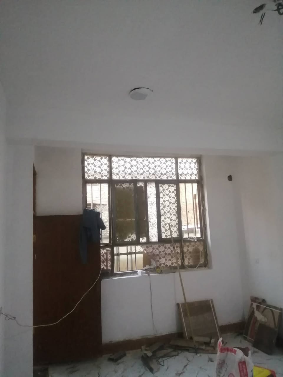 سلام عليكم بيت مساحه ٥٠ البلديات ضياء الحلفي غرفتين وصاله ومطبخ وحمام واستقبال وسطحين شارع عريض موجه البيت للاستفسار *********** متواجد خاص
