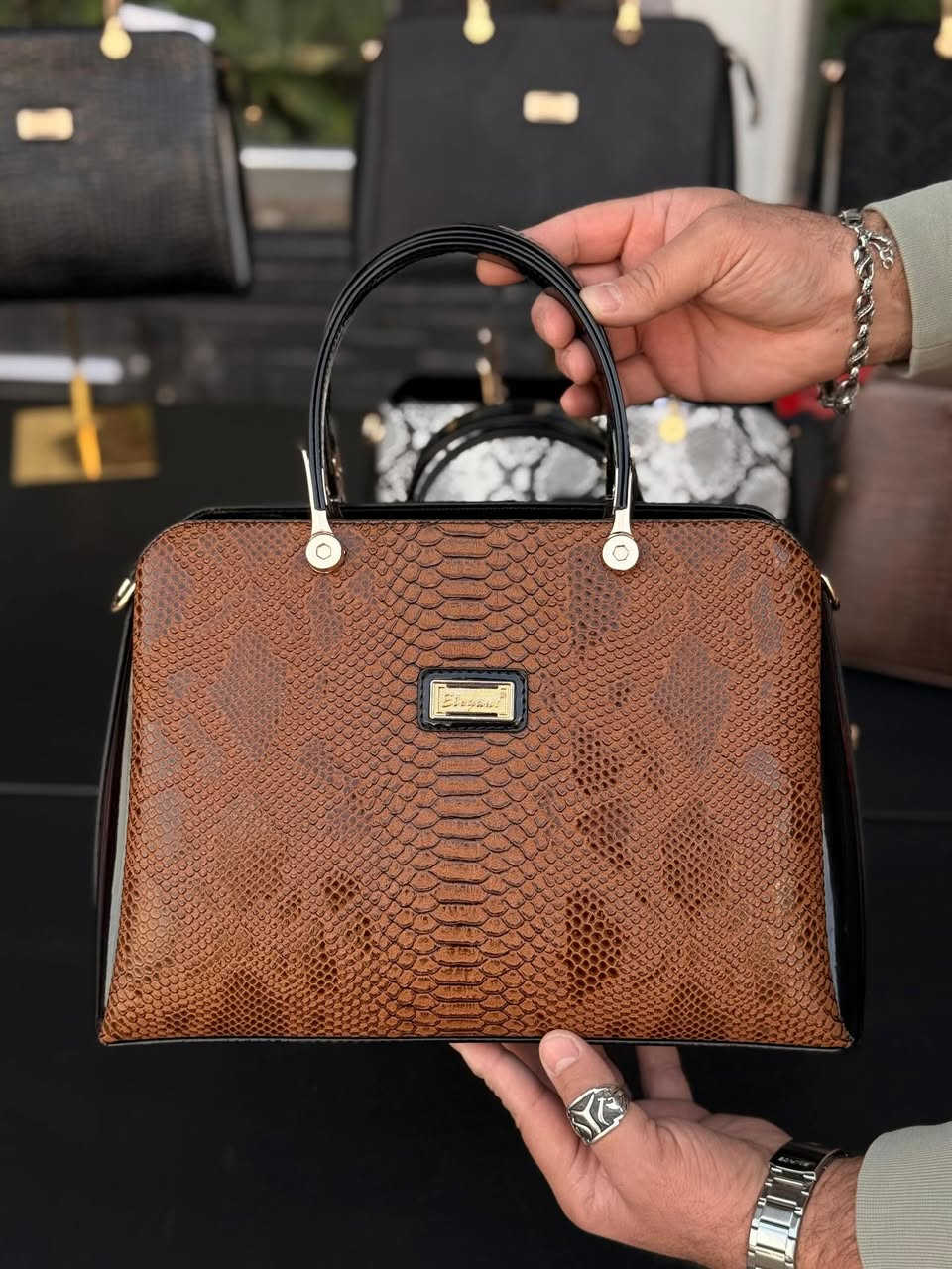 حقيبه ملكيه # قطعه فخمه كلش حجم كبير ثلاث خانات مفصولات #شغل درجه اولى #الكميه كلش كلش قليله بقت #للححز ***********
العنوان محافظ واسط قضاء الحي نهاية شارع الشيخ
