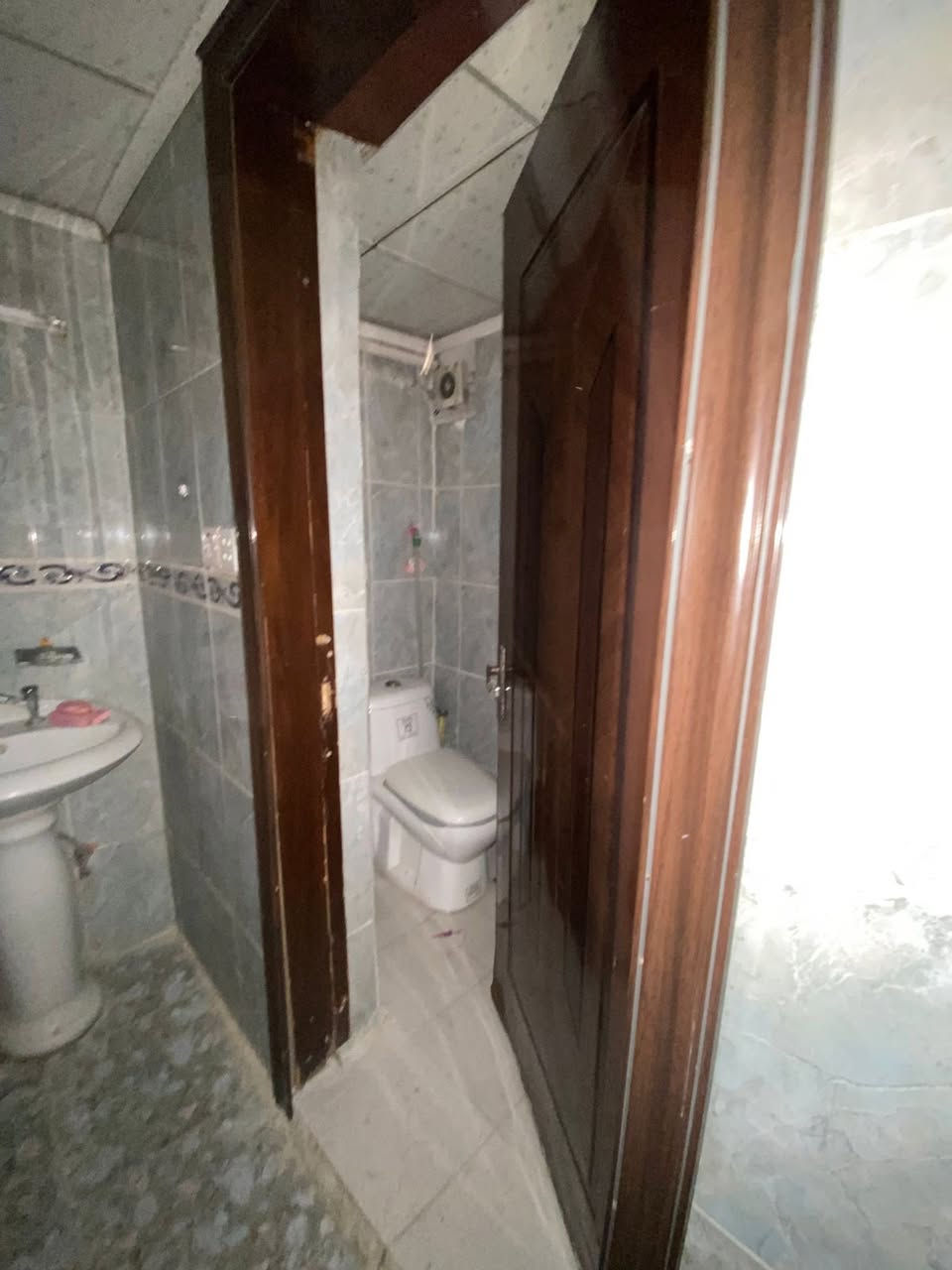 السلام عليكم 
دار للايجار في حي المثنى 
مساحة ٢٠٠ متر طابق ونص
يحتوي على مجموع ٤ غرف نوم وهول واستقبال ومطبخ وصحيات وكراج
بدل الايجار ٦٠٠ الف وقابل للتفاوض

مكتب صفوان السنجاري 
***********
***********
