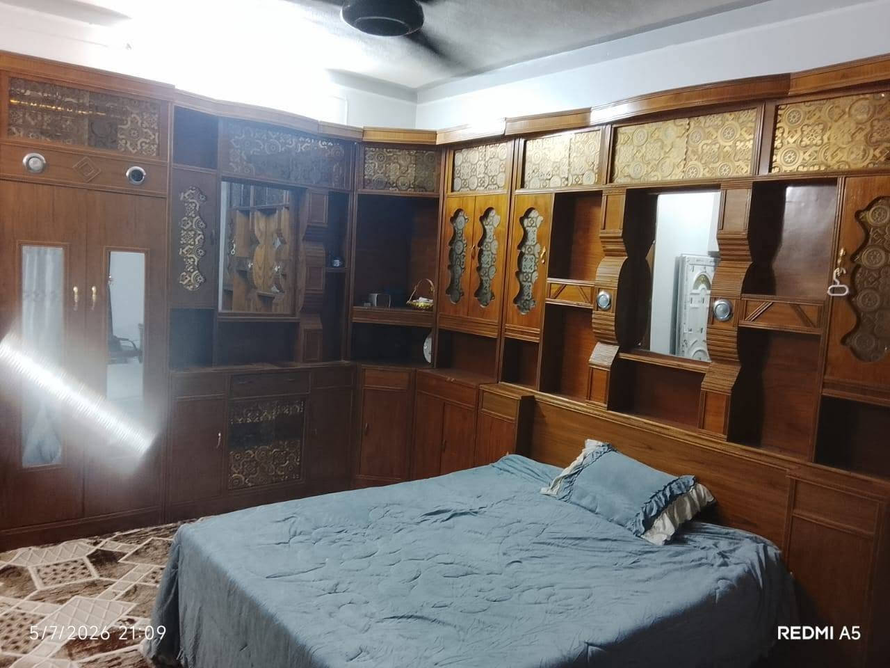السلام عليكم

غرفة نوم للبيع مال عزابي مو مال متزوج وتعرفون بعد غرفة العزابي تبقى نظيفة ومرتبة

التصوير ظالمها خطية بالحقيقة أحلى يعني تعال شوفها شوفة شرعية وإذا ما عجبتك تشرب عصيرك وتروح

أريدها  ب850 وإذا صرت تبجي وتلح عليّ وتكلي ما عندي وواكع من فوك السطح ميخالف خطية أشوفك بيها شوية

يعني الحچي بيناتنه أريد بيها 800 والـ50 مال عَمْلة

وكل الهلا


**إذا كنت صاحب هذا الإعلان وتريد حذفه لأي سبب، رجاءا أرسل رسالة إلى الدعم الفني**