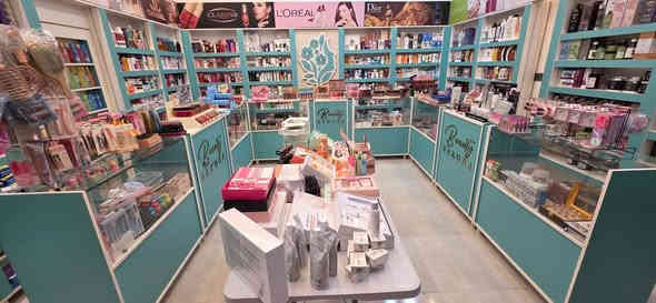 زورونا في كوزمتك ساكورا…
المكان اللي يجمع بين الرقي، الجودة، والأسعار المناسبة لكل البنات اللي يدورون على شيء يغيّر روتينهم ويضيف لمسة جمال حقيقية لحياتهم. 🌸💗

في ساكورا راح تلاقون أحدث المنتجات العالمية، أفضل الماركات، وروائح تعلّق بيچ من أول تجربة.
قسم العناية، المكياج، العطور، الزيوت، الشامبوهات، السيرومات… كلشي مختار بعناية حتى يصير عندچ تجربة تسوّق ممتعة ومريحة.

مهمتنا إنه نخليچ تلاقين الشي اللي يناسب بشرتچ وشعرچ ويليق بذوقچ بدون حيرة…
ويا كل زيارة، راح تحسين إن ساكورا مو بس متجر… هو عالم كامل للجمال والثقة والاهتمام بنفسچ.

نورتونا بكل زيارة، وننتظركم يوميًا حتى تشوفون أجدد المنتجات والعروض المميزة.
زورونا في كوزمتك ساكورا… وخلي جمالچ يحچي عنچ. هاتف***********🌸
