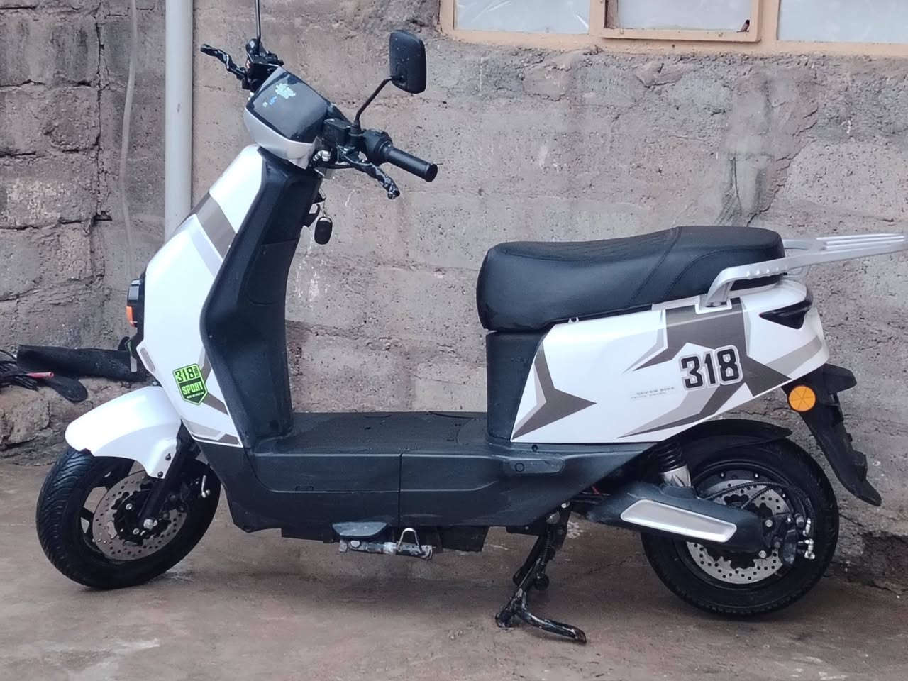 درجة شحن للبيع 318
مواصفاتها معروفة ملفها 2000 6 بطاريات نضام بكR مثبت سرعة سرعتها الحقيقية 60-70 جنطة فوك السيباية اخو الجديد ماشي 2100k شرط من كلشي وين ما يعجبك افحصها شرط ما واصله مصلح  مكاني موصل جانب الايمن واتساب فقط*********** م.الوصل موجود وباسمي
