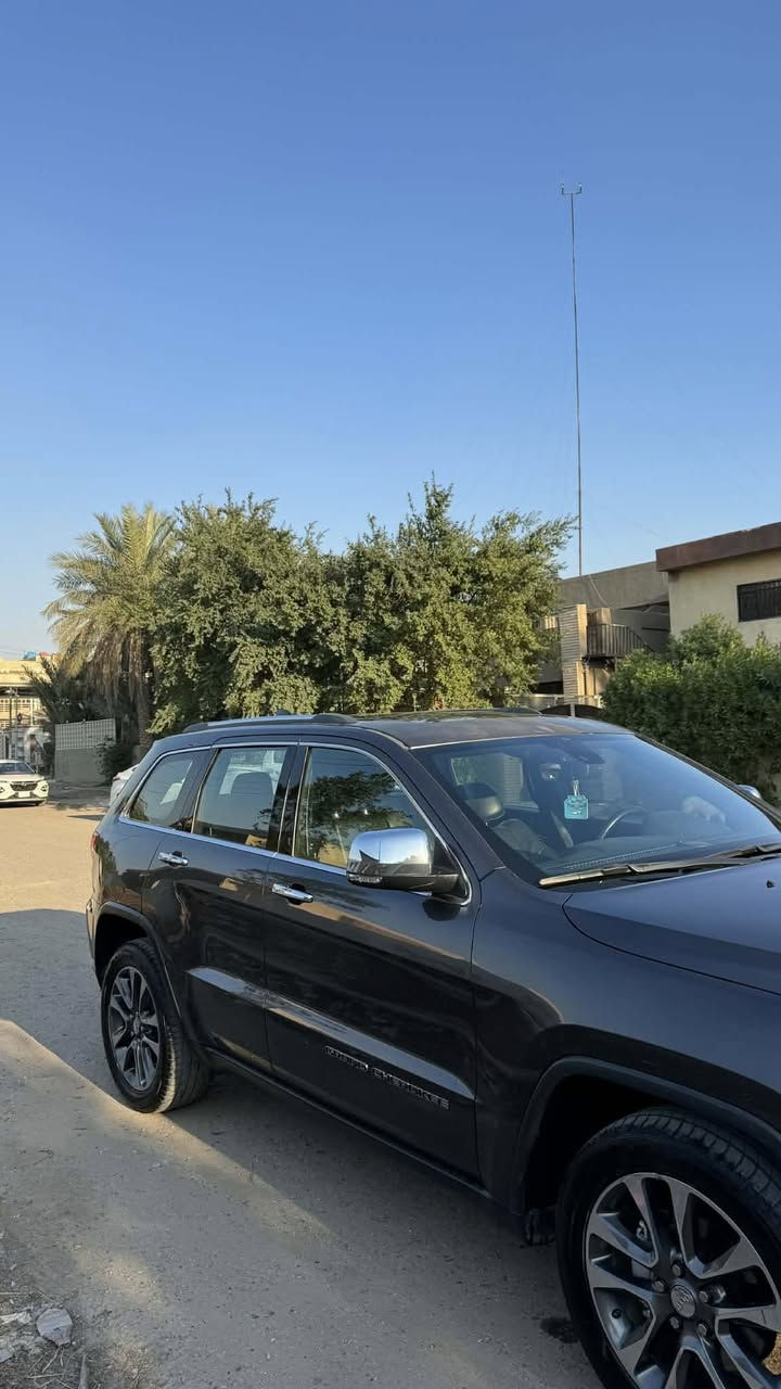 السلام عليكم
جيب كراند شيروكي لمتد 2018 
فول مواصفات 
بانوراما 
كشنات جلد 
شاشة كبيرة 
تبريد و تدفئة كشنات
حادثها بالصور و بالعراق بيها حادث دعامية و جاملغ الايسر 
الايرباكات راجعة سستم 
مكينة و كير كفالة 

ماشية 78 الف مايل 
مكانها شارع فلسطين 
السعر 195 و بيه مجال 
للاستفسار ***********

