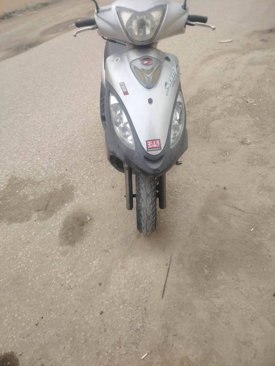 السلام عليكم كامكو في تو  دراجة حاوية ستوهة طالعة  على الفحص مكينة شلعة ومعدل خير من الله وين ما يعجبك تفحص. اذا بيه برغي مبدل ٧٠٠.وبيهة مجال حك الجية  مكان الدراجة نجف مناذره *********** )
