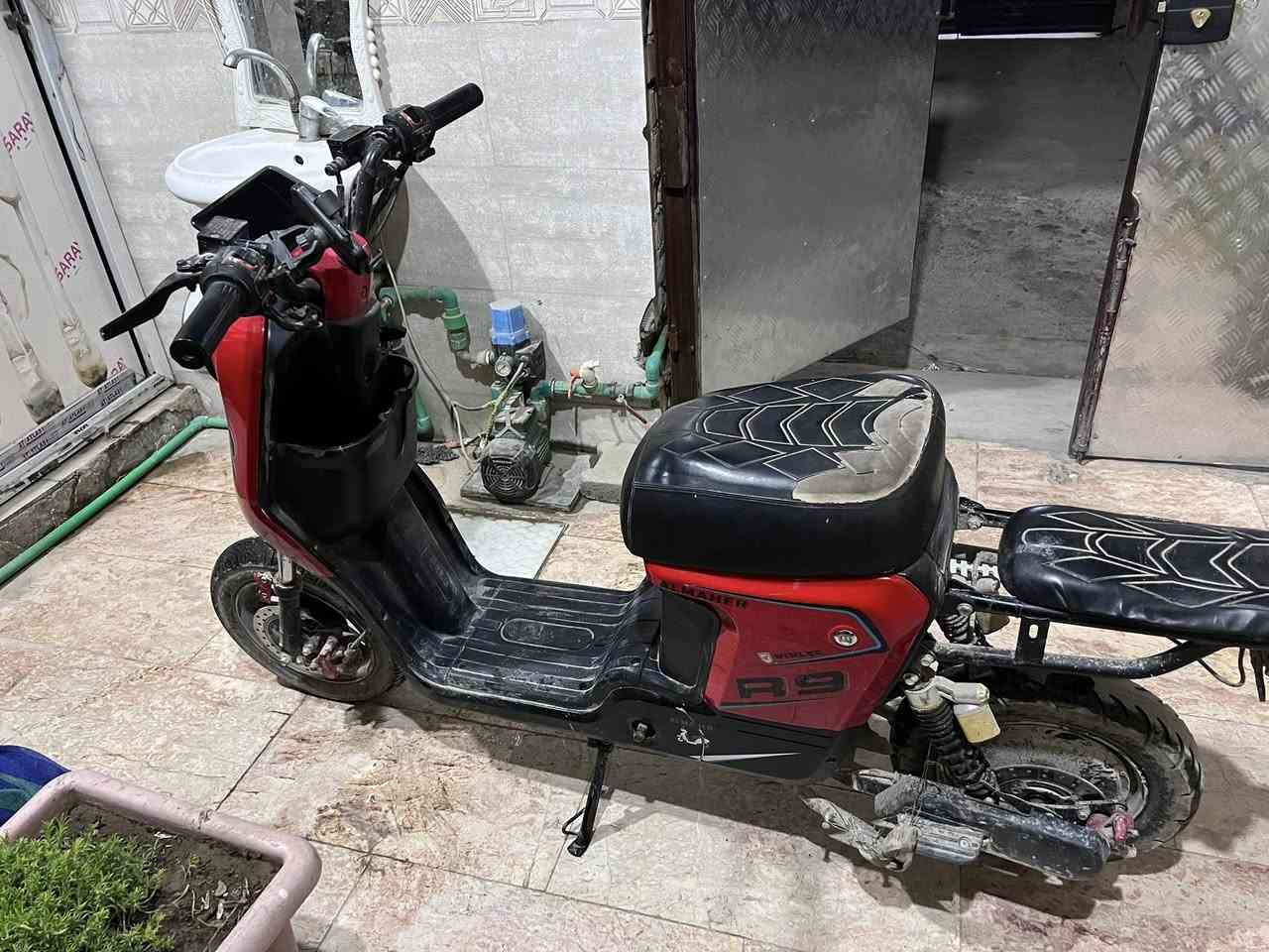 دراجه شحن للبيع R9 كلشي شغال المكونه من خمس بطاريات كبار  بس بيه تبديل بطاريه مو كلهن السعر 170 وبيه مجال مكاني بغداد الأمين الثانيه رقم تلفون ***********
