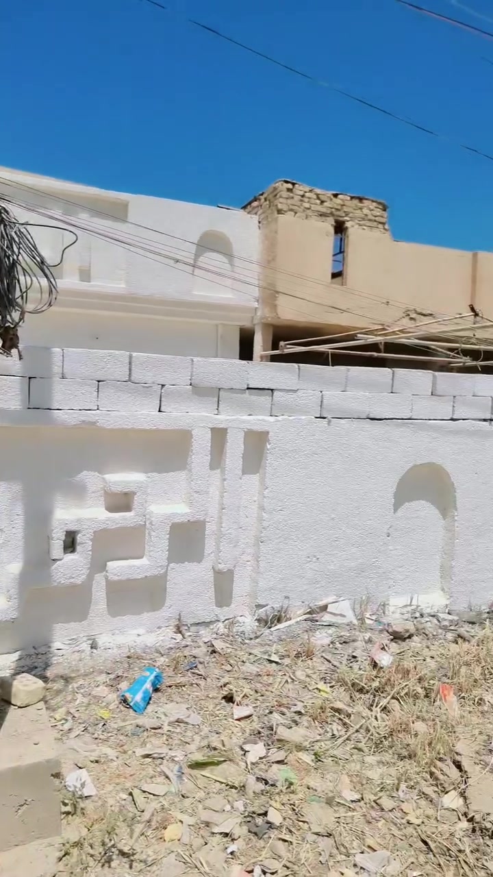 دار للبيع مساحة 150 نزال 20وعرض7ونص يحتوي على قرفة واستقبال ومطبخ وحمام داخلي وتواليت داخلي بيتونه كبير الشهداء نهايت شارع30 مقابل مولد حجي نبيل سعر /70مليون***********
