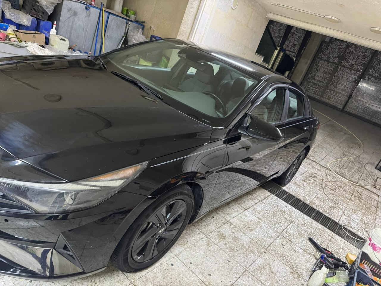 بسم الله الرحمن الرحيم 

السلام عليكم 
                                                             Hyundai Elantra 2023
مواصفات 
النترا 2023 
وارد امريكي
محرك 2000cc مكينه دوش 
الداخل مخمل لون رصاصي 
رادارات اماميه خلفية جانبية
شاشة ديجيتال مع كاربلي 
3 انظمة قيادة سبورت -ايكو  -  نورمال
نظام تحديد مسار + نقطة عمياء
بصمه ابواب وتشغيل بصمة وتشغيل عن بعد 
نضام توقف ذاتي 
مخارج USB
بعد بيها هواي مواصفات
مكينه كير مكفولة 
ماشية 45mi
صور الحادث موجود بلمنشور صبغ بنيد فقط وجاملغ جهه السائق بارد على كد شبر وبارد في الجاملغ الخلفي ايرباك ستيرن فقط
للبيع او المراوس حسب القناعه
رقم بغداد الجديد سنويه وهزه كلة جديد السنوية لحد 2030
بأسمي 
السعر 158$ وبيها مجال
مكاني بغداد حي القاهره
الاتصال ***********
