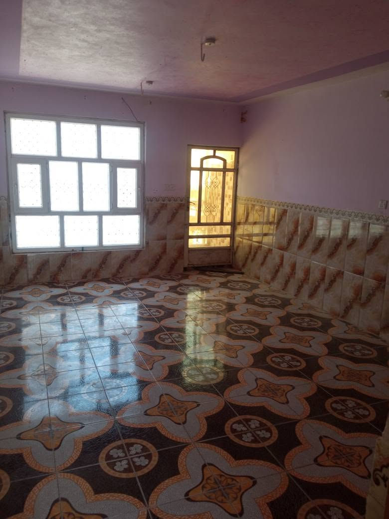 بيت للايجار 
بيت للايجار طابقين 
المساحه//200 م
الطابق الأرضي//
غرفة نوم/2
هول 
مطبخ 
استقبال 
مجمع صحيات/3
كراج 
حديقه 
الطابق الثاني//
غرفة نوم/2
هول
مجمع صحيات/1
خدمات جاهزه//ماء وكهرباء وخط مولده ومجاري انترنيت ضوئي ومدارس 
العنوان//
محيزم/4،،،،،،،،شارع 80،،،،،،،،قبل الاستدارة الحاده من جهه شارع كربلاء 
الاتصال//
***********
***********
مكتب عالم التطور للعقار 
بإدارة//أوس المرشدي للعقار حلة, بابل
