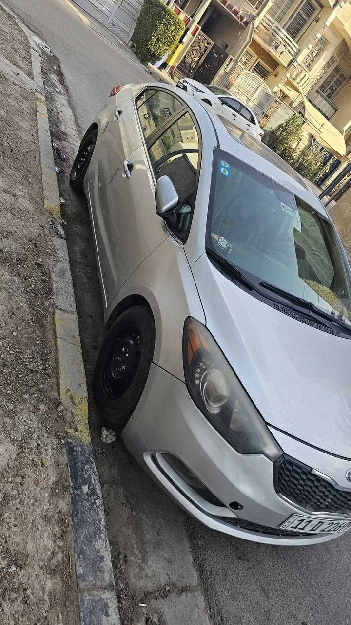 السلام عليكم السياره البيع فورتي  حدثه قبق جنطه وجاملغ  وبيه باردبلباب مواصفات السياره فول بصمه فتحه بيبان بصمه كشن كهربه كشنات تتفه هيتر نضام مري شفط  السياره بسمي رقم وسنويه جديد ماشيه ١١٣  شديتله محرك جديد  توني شاده.  السعر ١١٢ مكان السياره بغداد الكاضميه ***********
