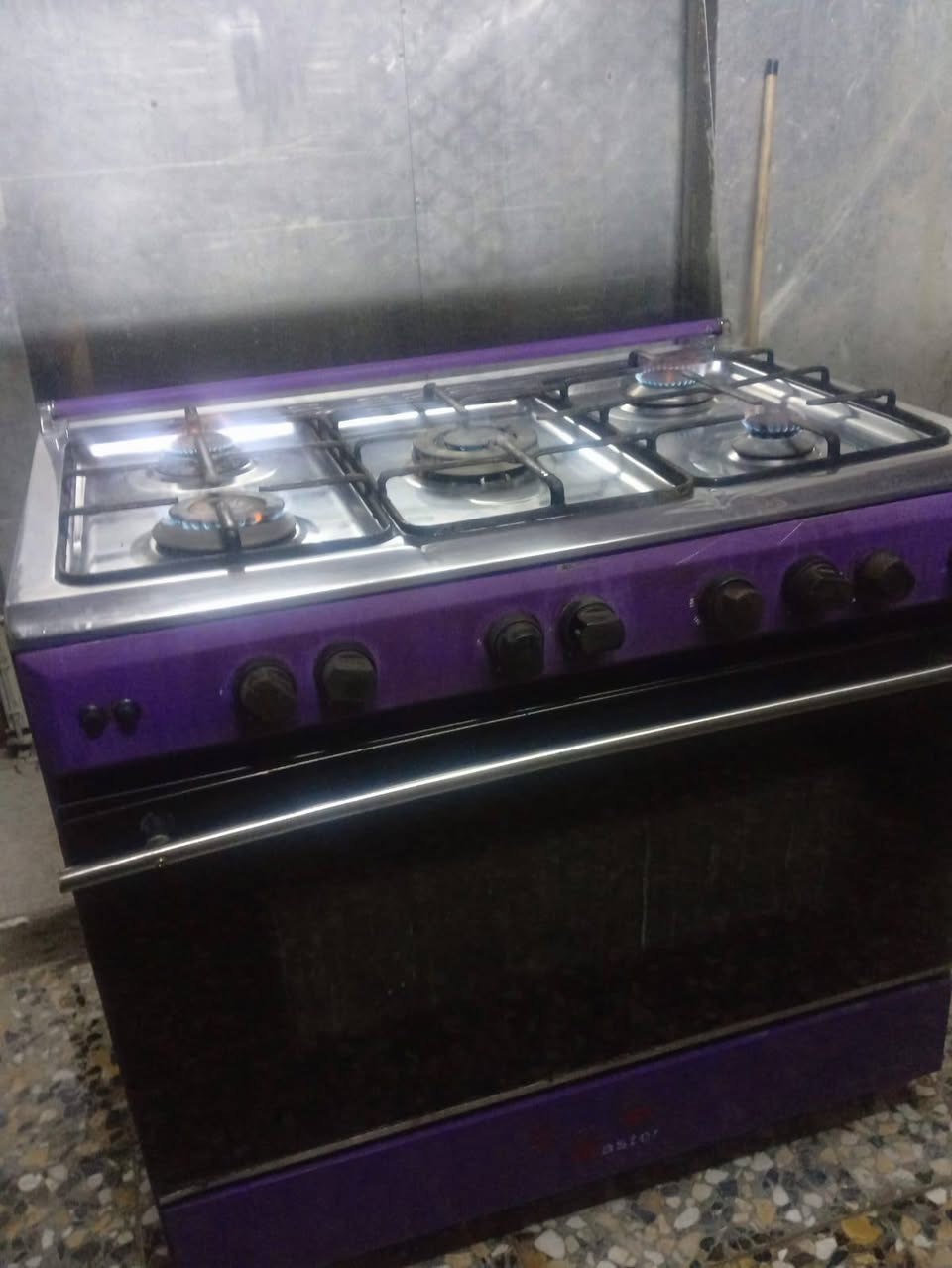 طباخ شغال ونظيف مصري للبيع سعرة 150 مستعجلين ع بيعته
***********
