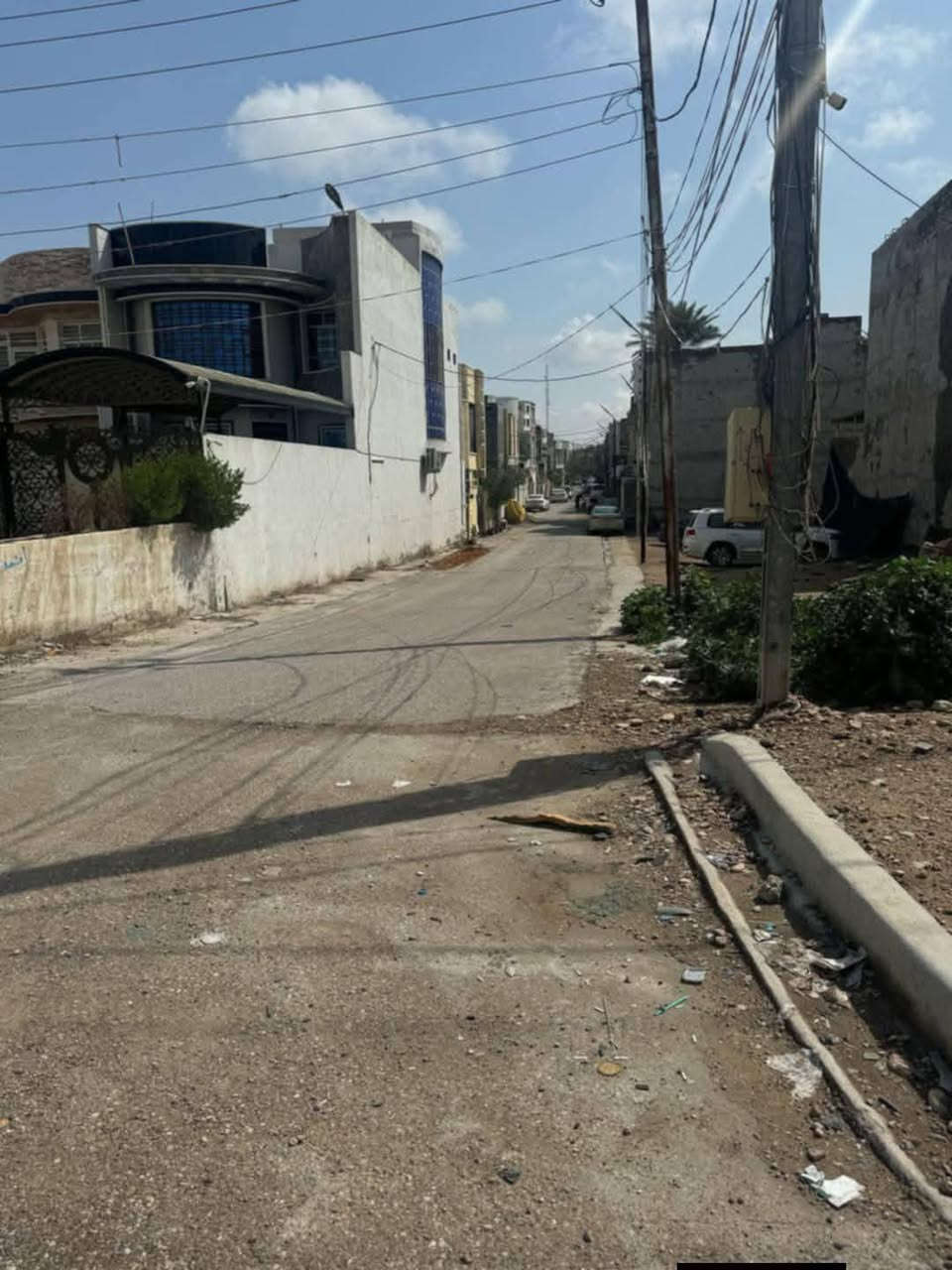 البيت البيع طابقين مساحة 100 متر ( واجهه 7 نزال 15 ) 
العنوان بعقوبة 7 نيسان خلف كليه التربية اساسية مباشر..
الطابق الاول : مطبخ واستقبال وصالة وغرفة نوم مع صحيات داخليه وخارجيه الطابق الثاني : غرفتين 2 نوم مع صاله وصحيات مع بيوتنه البيت كأن مأجر ب 500 الف يرهم مراوس بقطعه ارض حسب المكان... بسعر مناسب جداً 
استفسار ***********
