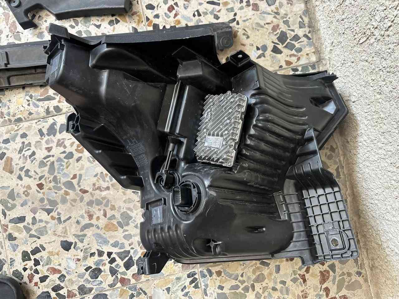 اغراض اترافيرس 25 لايت جهت السايق بي قواعد مكسره 9 بنات حتى الفيشه مالته موجوده والهلال جهت الايمن  للبيع رقم الهاتف ***********
