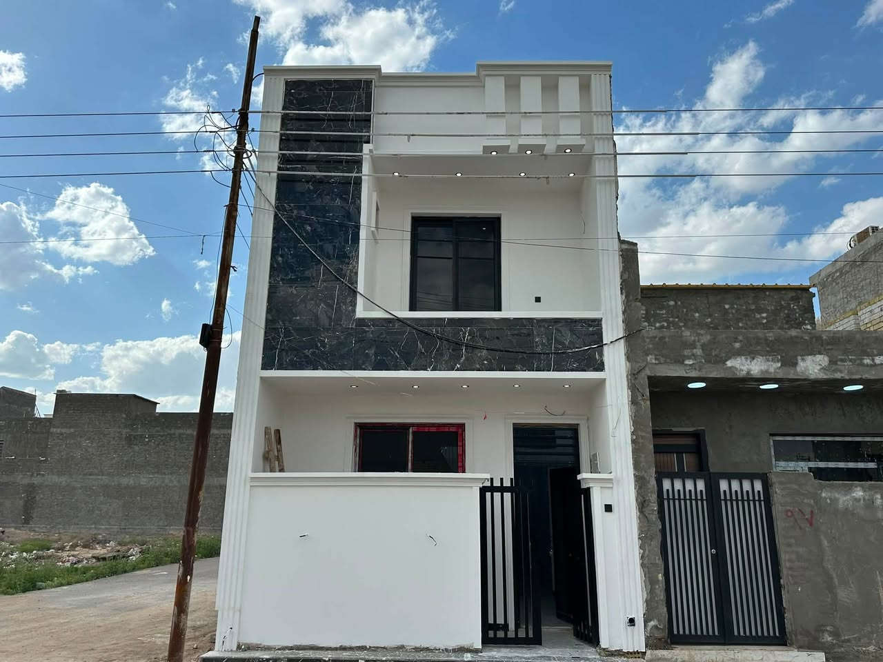 بيت 🏠 50متر ركن #للبيع
طابقين 2غرف+صحيات 2
مطبخ + صاله 
بيتونه 
📍البوعيثة. _مجمع العدل 
للاستفسار ***********
