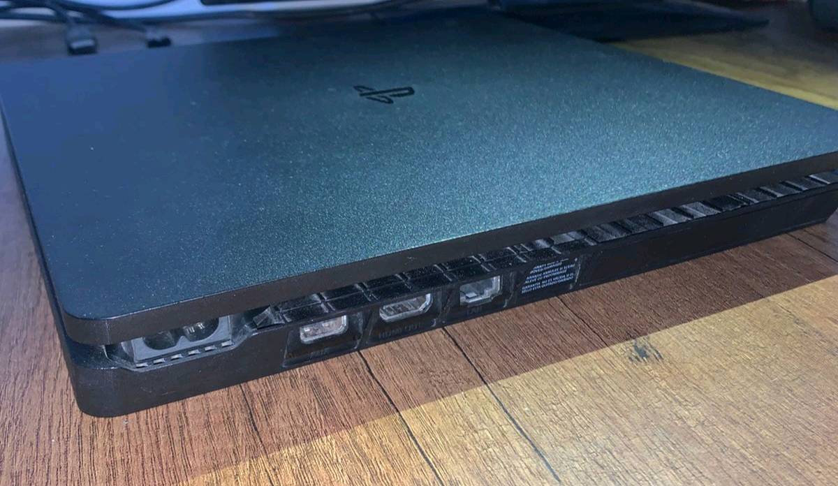 بلي فور سلم اونلاين آخر تحديث
الذاكرة 500 GB 
نضيف مامفتوح بالليبل (اللزكه) مال الشركه 
 استخدام قليل
بغداد الطوبجي