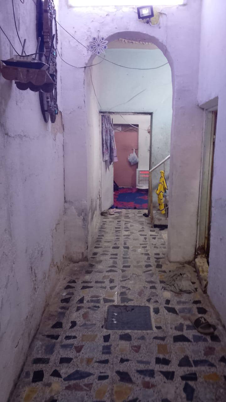 متاح بيت مساحه 100متر منطقت الرشاد قرب مدرسة الفضائل متكون من غرفتين وستقبال البيت عكاده *********** السعر 45 مليون
