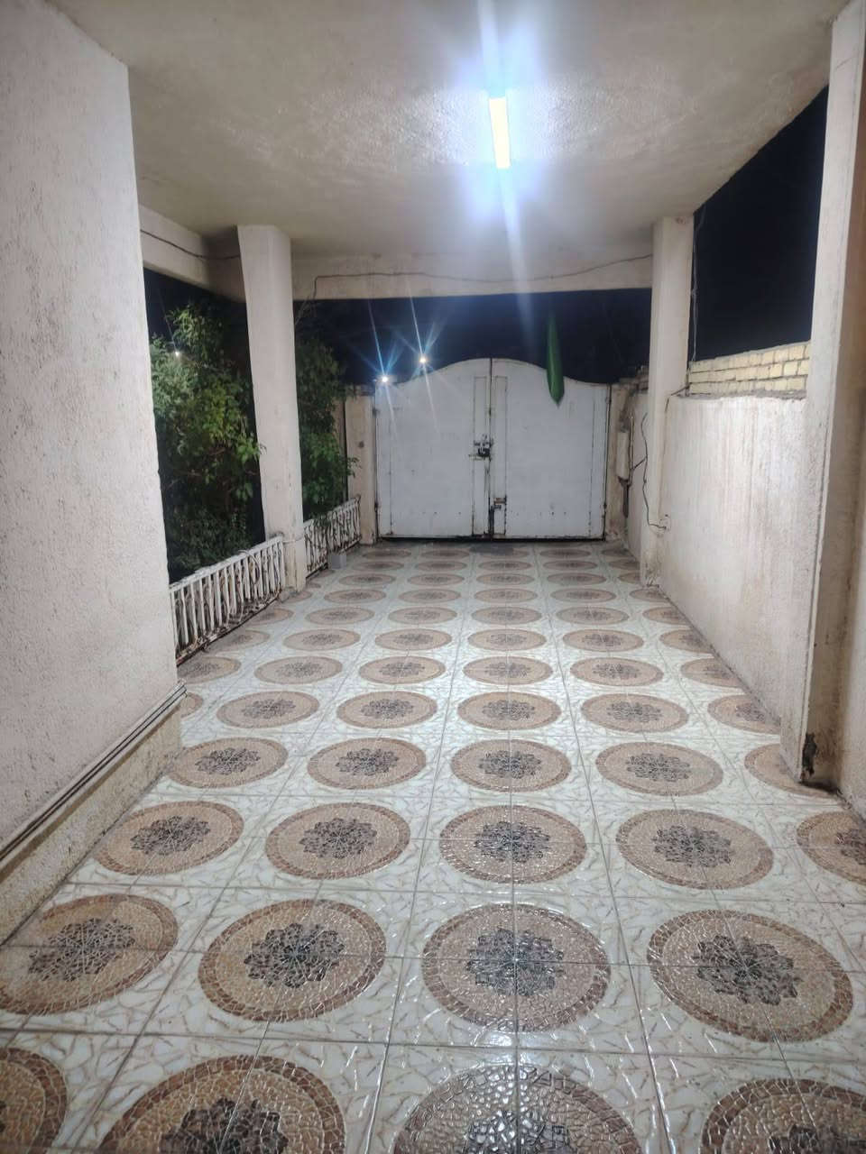 دار للبيع  تصميم الداخل خليجي المساحه 375 م كوت داموك دور الضباط داخل المربع مقابيله ساحه متنفس وليس بيوت مثل ما موضح بالفديو  داخل الدار حديقه +كراج سيارة + ٤غرف ٥×٥
 ٢غرف بالطابق الثاني مع ٢ طابق الاول +صاله  مغلف صاج بورمي+هول مغلف أيضا  +٣صحيات مشتركه الطابق الأول والثاني  والطابق الثالث بيتونه
الاتصال ***********
            ***********
