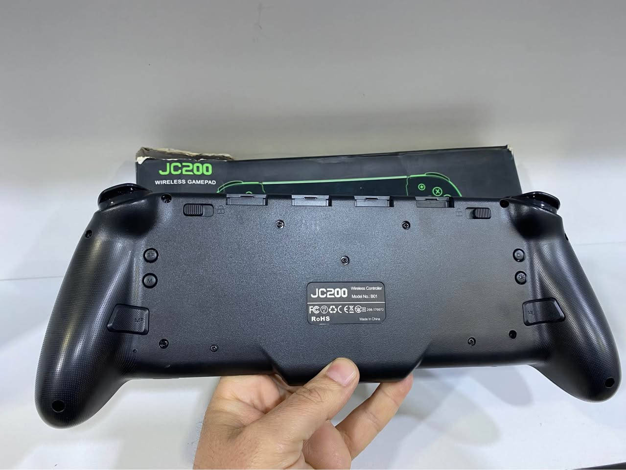دەستەیەکی یاری (Gamepad) مۆدێل JC200 بۆ فرۆشتن. زۆر کەم بەکارهاتووە و وەک نوێ وایە.
• کاردەکات بۆ: نینتێندۆ سویچ (Nintendo Switch)، مۆبایلی ئەندرۆید و ئایفۆن.
• دیزاین: شێوەی ئەرگۆنۆمی و ئاسودە بۆ دەست، دیزاینی بروسکەیی زۆر جوان.
• تایبەتمەندی:
• دوگمەی زیادە لە پشتەوە (ML / MR) بۆ کستۆمایز کردن.
• بە لید (LED) دەورەدراوە.
• کوالێتییەکی زۆر باشی هەیە بۆ یارییە خێراکان.
• تێبینی: کارتۆنەکەی لەگەڵە و هیچ کێشەیەکی تەکنیکی نییە. بشدار, السليمانية


**إذا كنت صاحب هذا الإعلان وتريد حذفه لأي سبب، رجاءا أرسل رسالة إلى الدعم الفني**