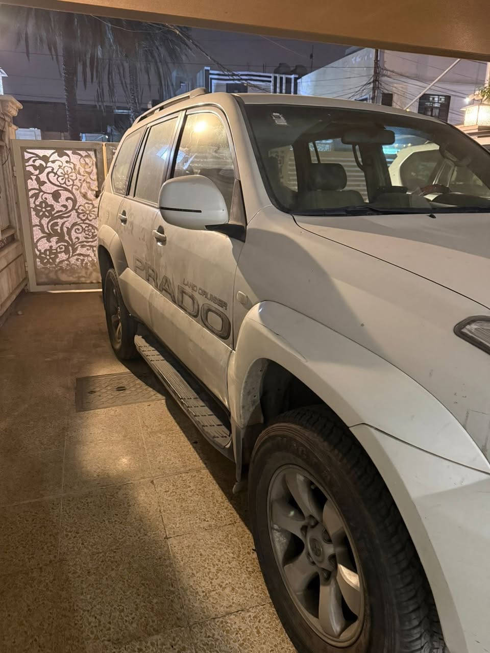 ⸻
🔥 للبيع: تويوتا برادو 2009 VX 🔥

الموديل: 2009
الفئة: VX
المكينة: V6 قوية 
الجير: أوتوماتيك سلس وسريع
الحالة: ممتازة ونظيفة جداً
عداد السيارة: قليل الاستخدام

المواصفات الإضافية:
 • مرايات طي كهربائية ✅
 • مكيف بارد ويدوي ممتاز ❄️
 • ديكورات داخلية أنيقة وجديدة
 • عجلات أصلية بحالة ممتازة
 • نظام صوتي ممتاز 🎵

الحالة الخارجية والداخلية:
 • بيه قطعه صبغ في الجاملغ الخلفي من جه صف السائق 
 • نظيفة جداً متصرف عليه ربع دينار 
 • اسياره بيه منضومة غاز LPG

السعر: 165$ وبيها مجال بسيط 
الموقع: بغداد. السيديه

📞 للتواصل:***********
