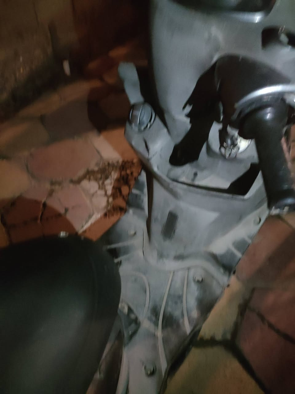 سلام عليكم سكنس نوزل دراجه طافيه ماعرف شبيها كوم حديد تجي حمل ورح  زوج تايرات بايع سعر  225 قفل 
***********
بغداد غزاليه
