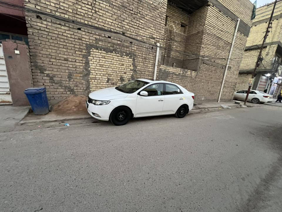 السلام عليكم
سيراتو 2013 محرك 1.6 خليجي رقم اربيل الجديد سنوية لغاية 2029 بسمي السنوية فول مواصفات عدا البصمة 
سلايت روف شفتات سرعة حساسات شاشة اندرويد وكامرا داخل جديد تخم ويل وتاير قبل سبوع شديته مكينة وكير لوك وتبريد ثلج
صدر امامي خلفي مع الدبلات جديد قبل شهر شديته ادامة كاملة لمنضومة البانزين السيارة بيها طخطخات بسيطة ومصلحة 
السعر 100 وبيها محال بسيط 
عنوان بغداد الغزالية 
***********
