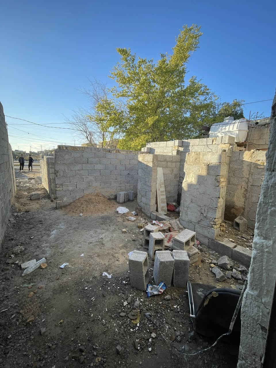 سلام عليكم بيت  بلحسينيه مال الراشديه  تجاوز عل شارع العام بل سايدي مال كهوت المتقاعدين كبال المدرسه الحوه  100 متر غرفه 6 في 5 كامله مسكفه ومخمره  بس المطبغ والستقبال والصحيات بعدهن ماكاملات المواد موجود كله  بلوك وسمنت وباب الحوش وبابين خشب اواحد للغرفه واحد للستقبال وباب حديد للستقبال وباب حديد للممر وبابين المنيوم واحد للحمال وللتواليت  وباب حديد للترك وبي ابي وبي كيبل وطنيه واكو وره البيت مساحه كد غرفتين مسيجه ودافنه  السعر 10 وبي مجال ***********
