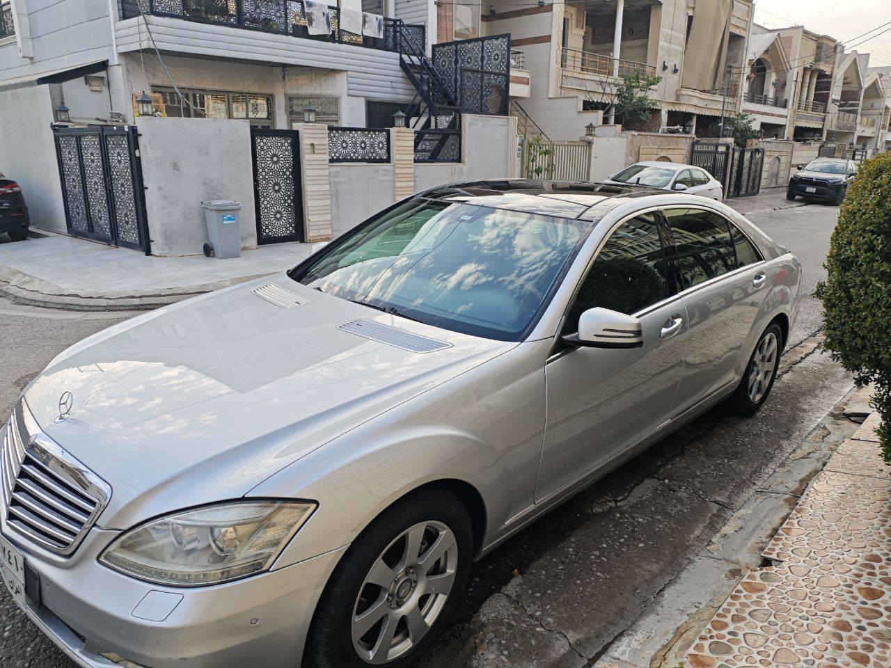 السلام عليكم ورحمة الله وبركاتة
موديل 2007
مارسيدس   S350 فول مواصفات لارج باب طويل بونراما بيها صبغ بالداير مال الجاملغ الخلفي 
السعر175
مكاني بغداد
***********
