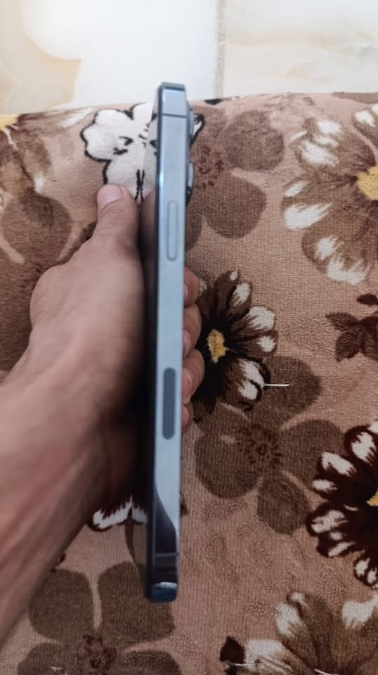 آيفون 13 برو ماكس لون بحري جهاز كلش حلو مستبدل شاشه وكاله فقط بطاريه 87 جهاز ماعايزه شي السعر 575 الاتصال اًو واتساب ***********
