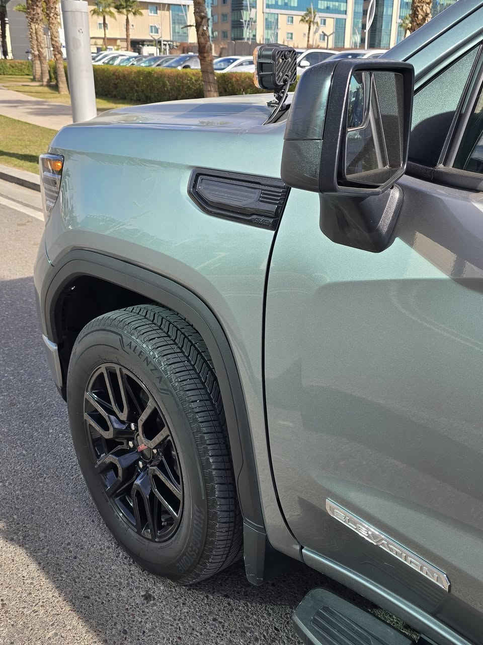 جي ام سي ,GMC
سييرا 2024 ,مواصفات ELEVATION 

عدد الأميال : 18,000 ميل 

ضرر قطعتين ..جاملغ وبنيد فقط 
ايرباك دركه فقط 

باب طويل . بدي قصير المرغوب ؟ 

4 سلندر 

محرک 2.7 تيربو 

صوره الحادث موجوده مع الصور  ??? 

التحكم على المنحدرات - مستشعر وقوف - تدفئة المقاعد - بصمة - مثبت السرعة - نوافذ كهربائية - شاشة - 8 وسادة هوائية - المصابيح الأمامية ليد - أبل كاربلاي - التشغيل عن بعد - ABS - رادار - كشافات ضباب 

اتصال او واتساب 
***********
