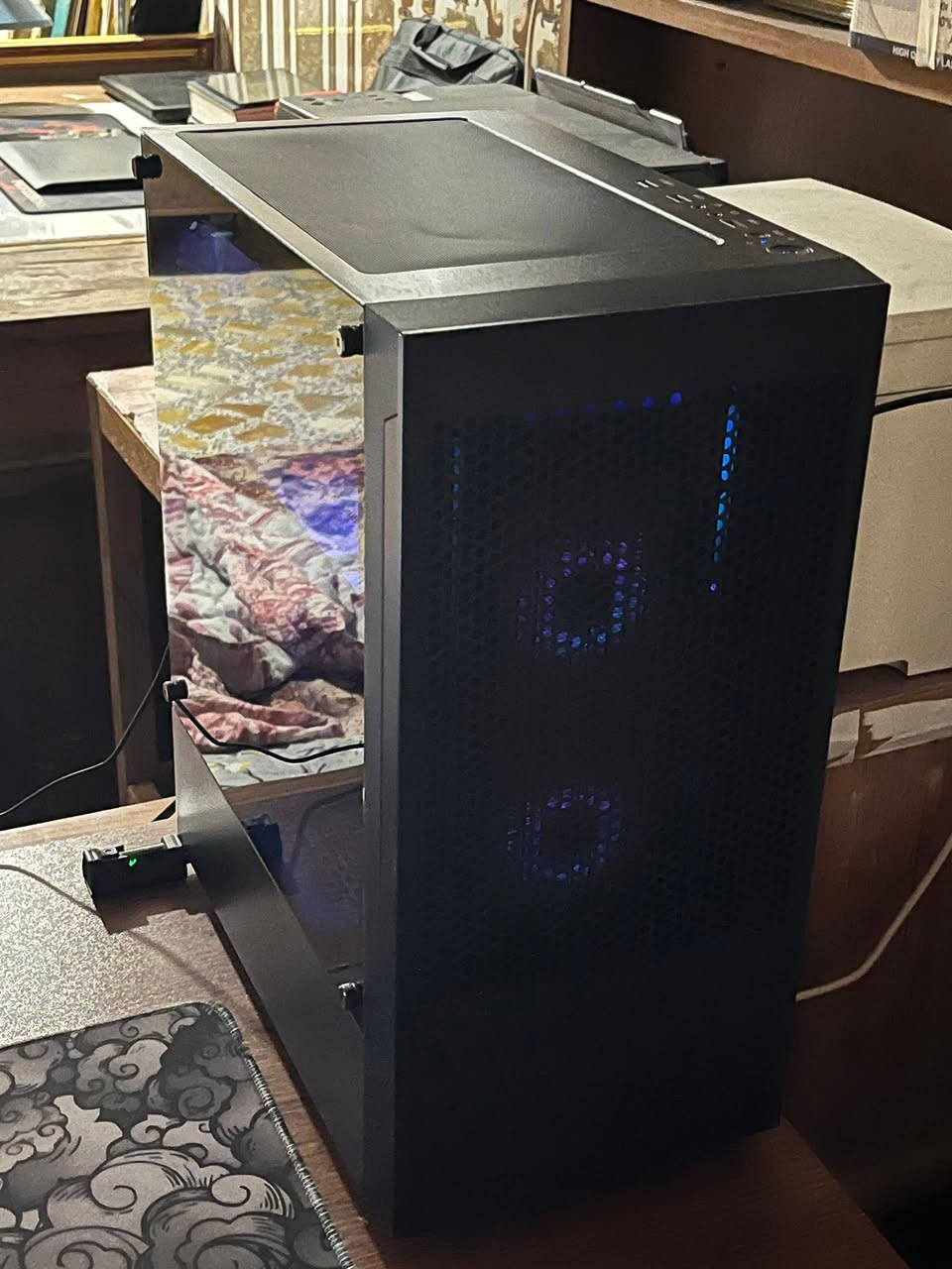 السلام عليكم سيت اب كامل للبيع
البيسي 
معالج Core i5 12400f 
رامات corsair vengeance 32gb 16x2 ddr4 
كارت asus 4060ti 8gb oc مروحتين ابيض 
التخزين ثنين ssd 512gb و واحد تيرا hdd
و m.2 128 gb
مذربورذ asrock h610m 
مبرد مائي فانين من deepcool 
بورسبلاي 600w redragon

الشاشة 
Samsung odyssey g3 
Fhd 1920x1080
144hz 1ms
VA 
24 انج

ماوس 
Attack shark R5 ultra 
كيبورد
Xpg sorcerer 
سماعة 
Corsair hs70 pro wireless

السعر مليون و ٢٥٠ و بيها مجال بسيط 
مكان الديوانية حي الفرات و متوفر توصيل 
الرقم ***********
