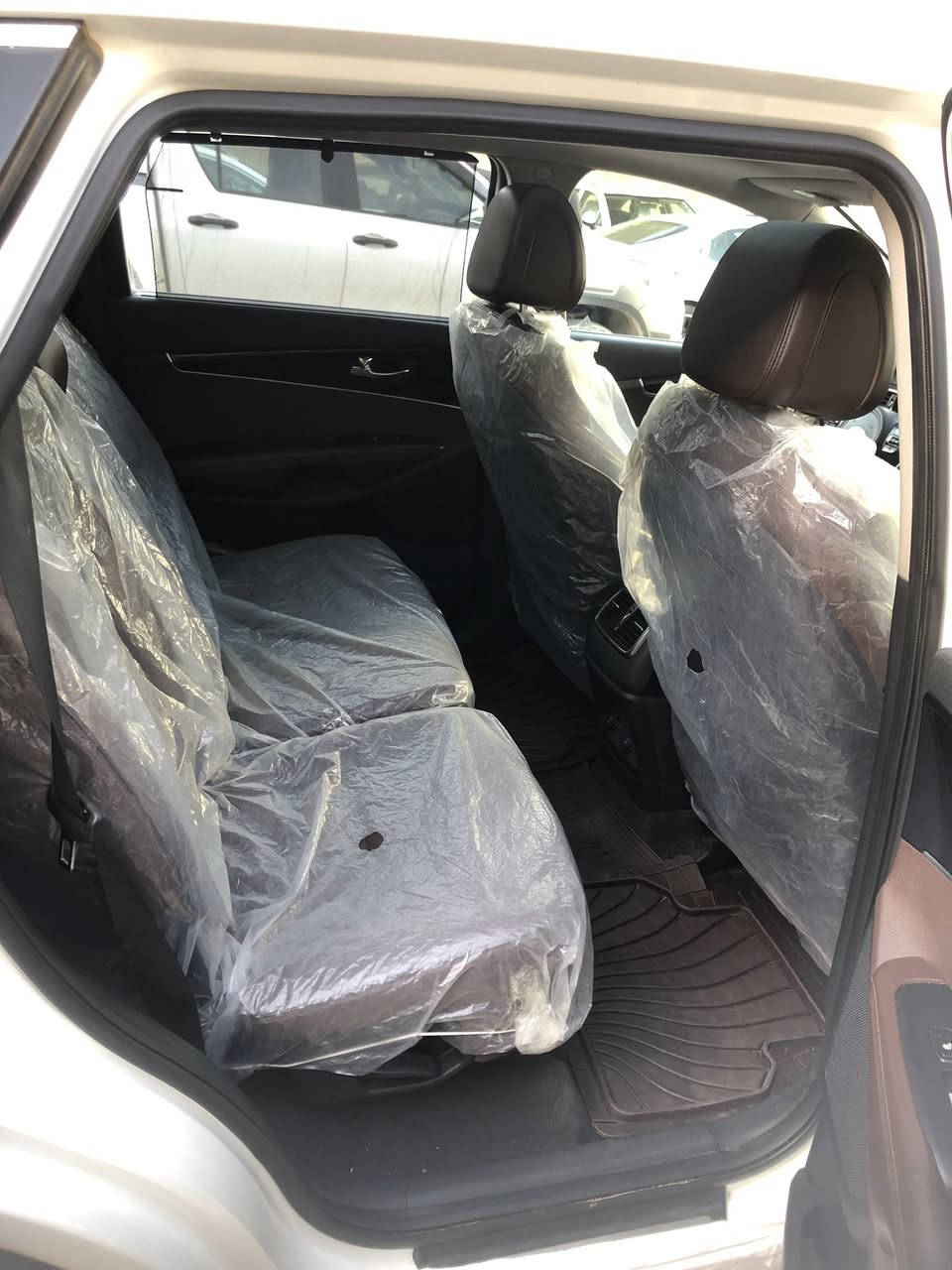 السلام عليكم من رخصة الادمن سورنتو خليجي مواصفات كويتي 1/1 مكفولة من الصبغ والبارد موديل 15 شكل 16 اربعة سلندر بأسمي مكانها الرمادي للاستفسار *********** السعر 21 ونص
