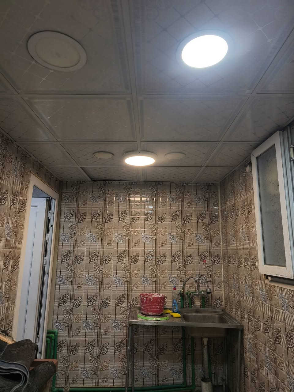 السلام عليكم شقة للاجار طابق 2 غرفتين وخدمات قرب جامع ملوكي للتواصل ***********
