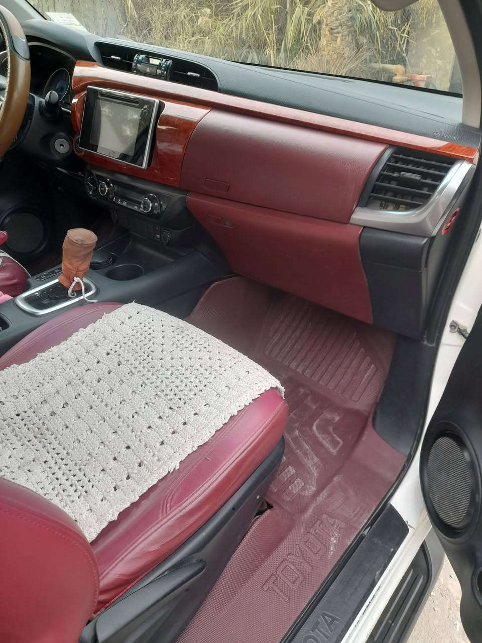 للبيع تيوتا هايلوكس فورويل موديل ١٦ بغداد بسمي مكفوله كفاله عامه على وضع الشركه ماشيه اقل ١٠٠  دفلون قمار وبنيد موجود محرك بلك مامبدل به السعر ٢٧٠$نقد وتحويل ثاني يوم موبايل ***********المكان بغداد بسمايه ناحية الوحده تحياتي
