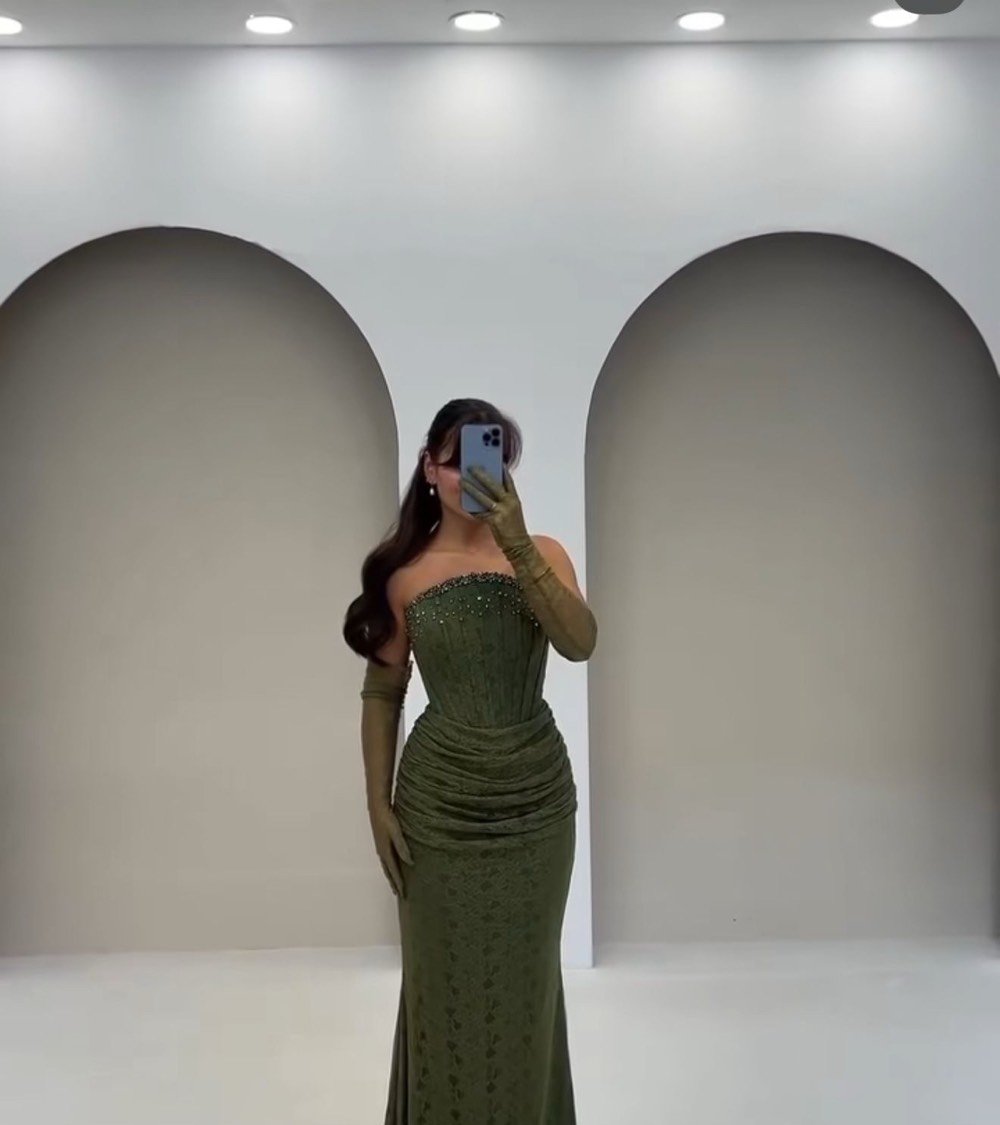 فستان سهرة أنيق، متوفر بثلاثة ألوان: الزهري، الأحمر، والزيتوني. يتميز بتفاصيل دقيقة وتصميم عصري يلائم جميع المناسبات. مصنوع من خامة ساتان عالية الجودة، مريح ويفيض بالجمال والرقي. مثالي للمناسبات الخاصة مثل الأعراس والحفلات المسائية.