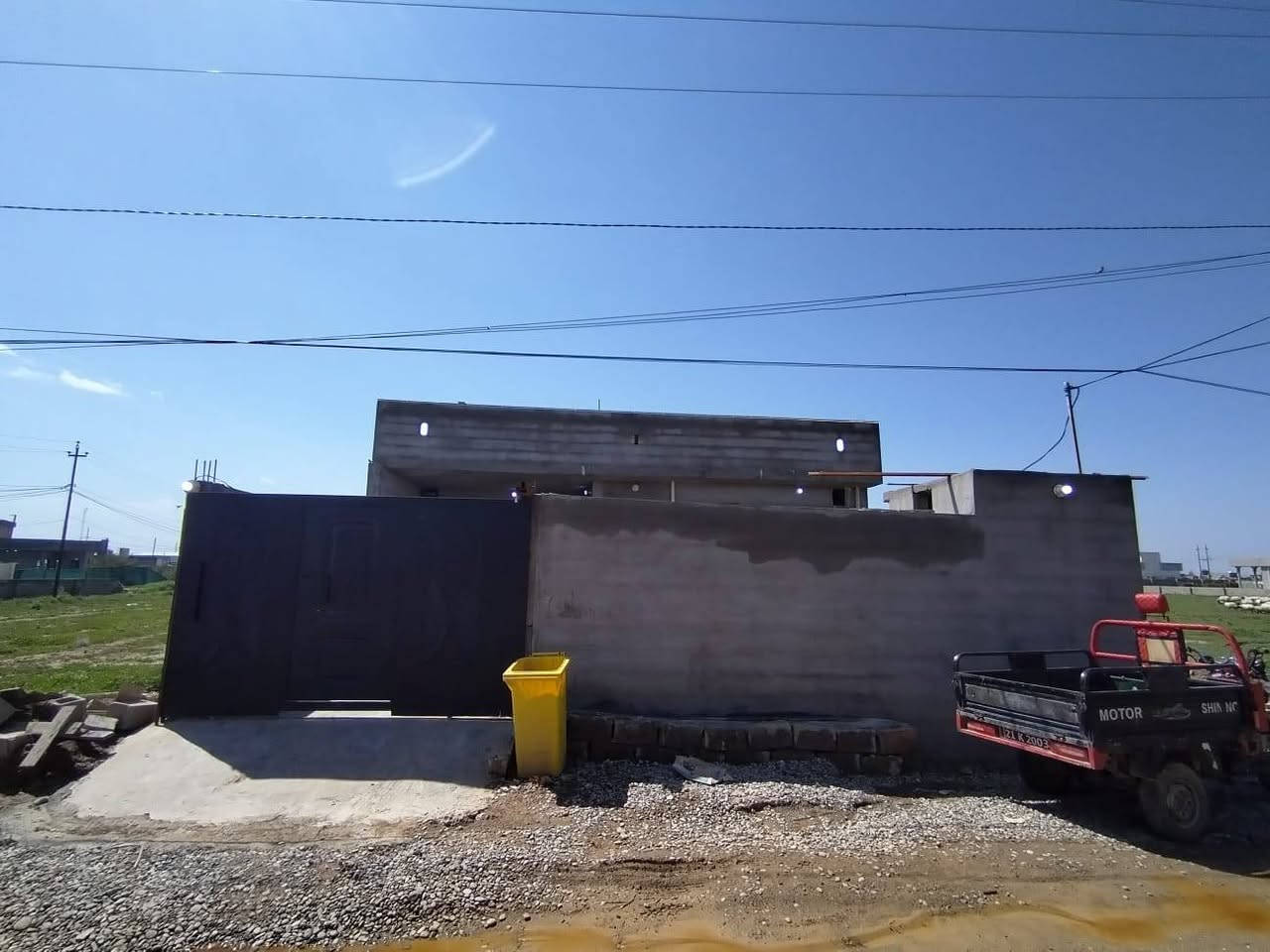 ‏بيت للبيع مساحة 225 متر قرب بيت دكتور ياسين على  قريب على المدرسة يحتوي البيت على غرفتين 5×4 و هول 4×4 و ربعة 6×4 
‏مطبخ 5×4 
***********
