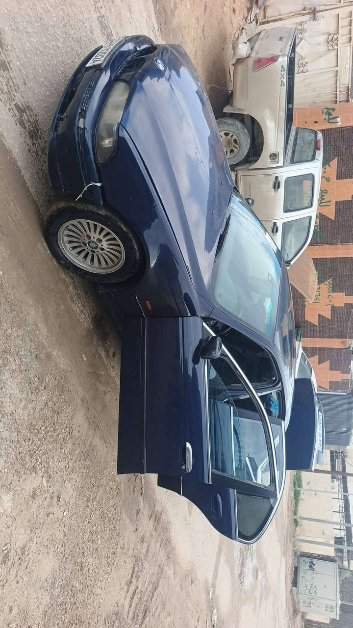 سلام عليكم اخوان سياره بي ام صقر موديل السياره (2000) سياره جاهزه وخير من الله مكينه 530 توني شاده حاويه سنويه ل (29) تنتهي صدر امامي جديد والخلفي نص عمر سياره حلوه وكاعده بيه نواقص بسيطه سعر السياره 63 وبيه مجال للاستفسار الاتصال *********** مكان السياره بابل الحله
