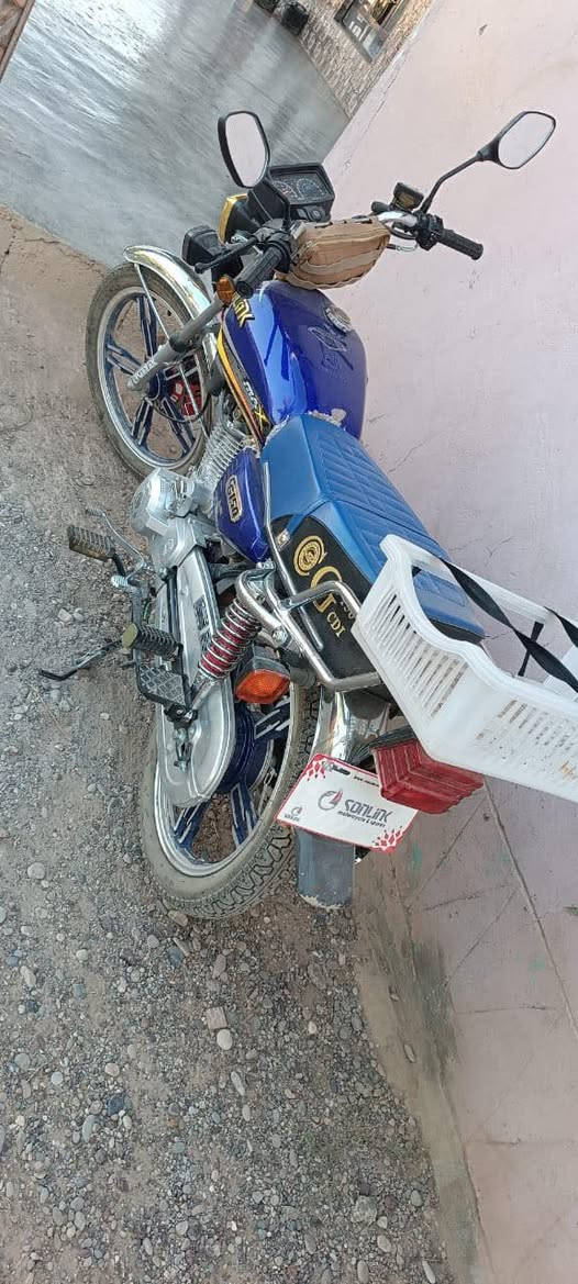 مابعد السلام
لون أزرك 
موديل 23
تايرات نضيف 
محرك شرط وضع الشركه 
#ملاحظه 
دراجه ماشيه قليل حييل وكلها وضع الشركه 
📞☎️ ‭0781 077 6010‬صاحب دراجه 
سعر600
