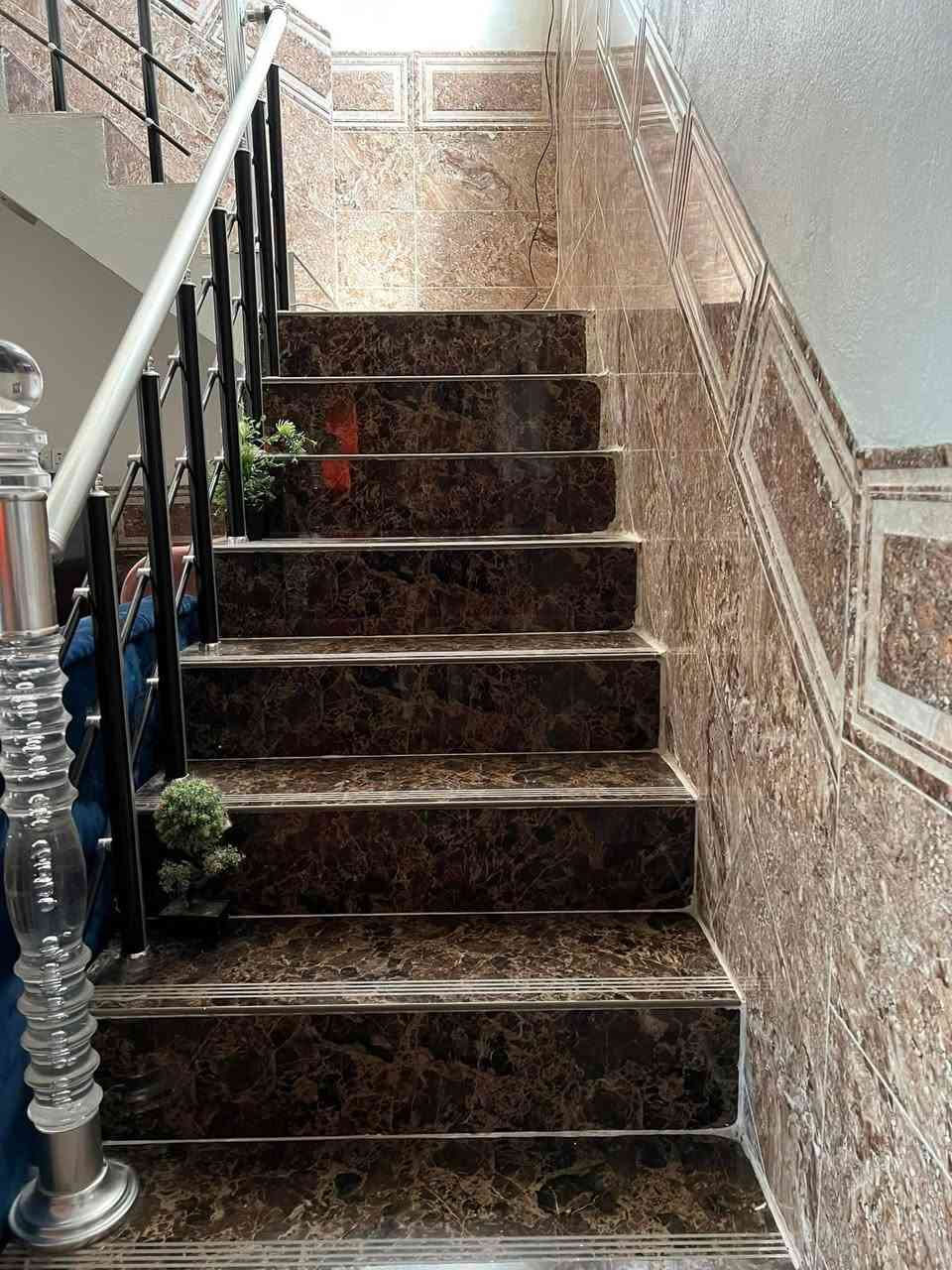 دار للبيع مساحة. ٢٢٥ متر طابقين 
٣ غرف نوم 
الطابق الاول غرف نوم مع صالتين و مطبخ 
مجمع صحيات 
الطابق الثاني غرفتين كبار مع صالة 
كراج يتسع سيارتين 
حديقة  عمر البناء. ٥ سنوات حديث 
واجهة البيت ١٠ متر. زراعي  ملك صرف اسهم 
سيراميك البيت كلة اسباني موقعة نهاية شارع الحسينية  في منطقة شفتة  عل شارع العام. خدمات كاملة 
للاستفسار عقارات شفتة وقطع اراضي زراعي طابو ملك صرف  ***********  حجي راضي لمعرفة السعر اتصال فقط.  ا🧿
