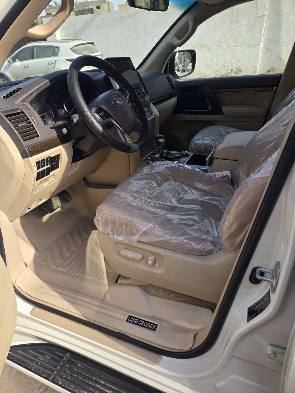 السلام عليكم للبيع لاندكروز 2020 شركات السياره جديده وحلوه وماشية 100 الف بيها بارد بالجاملغ الأمامي موضح بالسونار كدامكم وباب الي خلف الراكب بالداير جدا بسيط السياره باسمي ورقم مميز موضوح كداكم رقم اربيل السياره كامله وجاهزة مواصفاتها كراسي كهرباء جلد صندوك كهرباء اربع كامرات دبل حساس السياره سته سلندر رايدها ب48000 يعني 480 وبيها مجال للشراي للاستفسار الاتصال ***********
