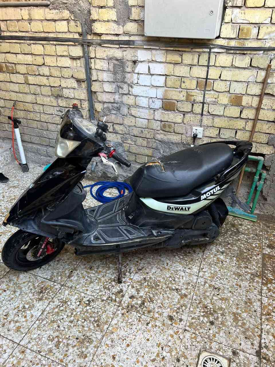 سلام عليكم شباب دراجه للبيع ماكس 120 الغلاف الخلفي امبدل بس الامامي مالتها ومكسور من جهة اليسار  وتشتغل هندر  ونكره سلف بس الاغلب  هندر تشتغل لان تهرب كهرباء ويهبط الباتري بس تشحن الباتري تشتغل نكره سلف والمكينه مجفته قبل 9 اشهر  المكينه ناعمه طبيعيه السعر 350 وباقي التفاصيل بالخاص هذا رقم الهاتف ***********  الدوره مهديه الثانيه قرب جامع شاهين الكبيسي
