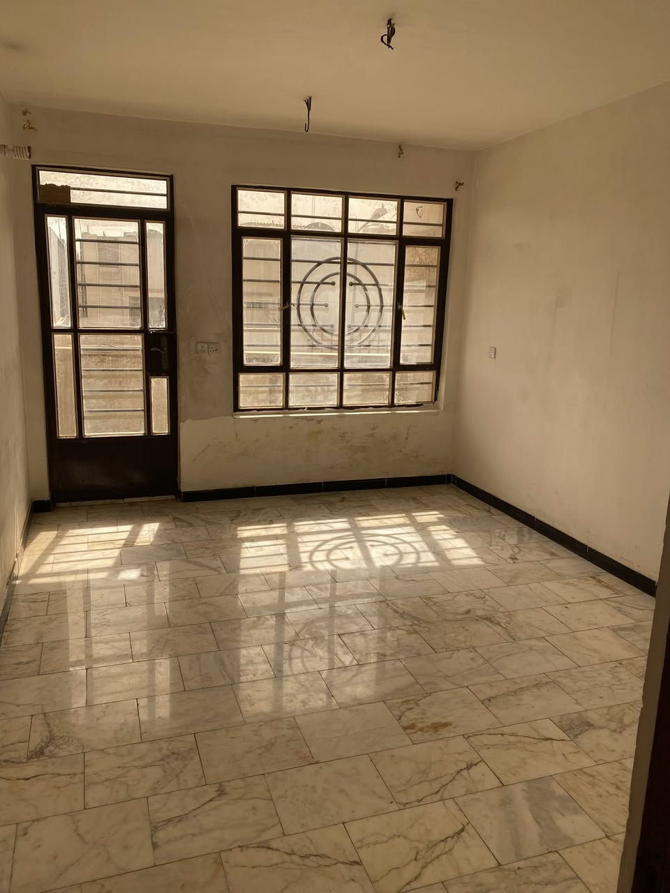 السلام عليكم
بيت للايجار في الغدير 
مساحة ٧٠ متر طابقين بناء حديث 
يوم ١٥ بال شهر يطلع منه المؤجر 
يفضل موظف وعائلة صغيرة 
‭0783 845 9893‬
