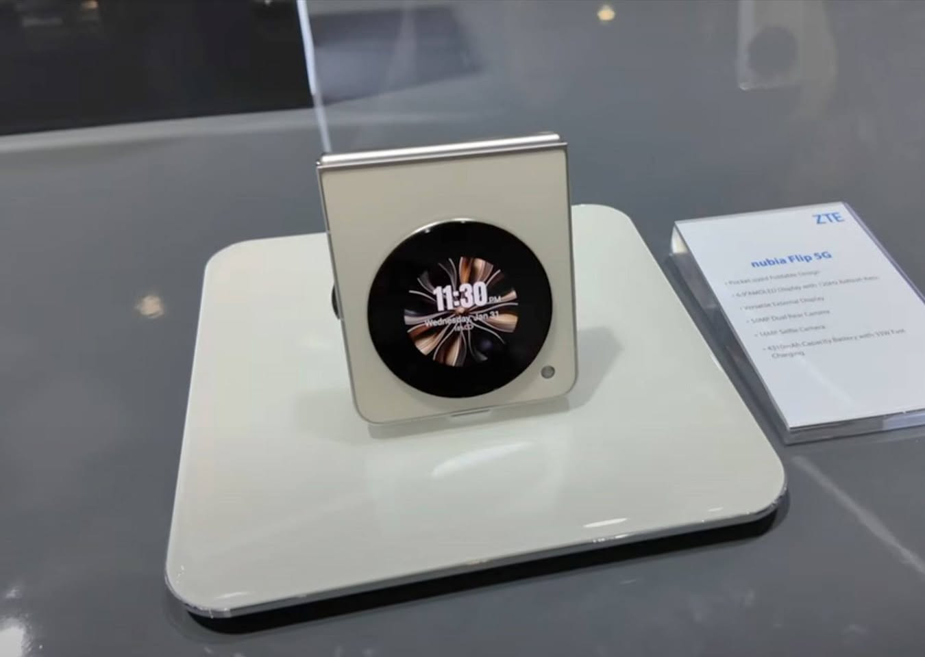 هاتف Libero Flip
مزيج من الفن والقوة⚡
ياتي بذاكرة 128+6
يتحمل أكثر من 𝟐𝟎𝟎 ألف طية ☄
يأتي بمعالج 𝐒𝐧𝐚𝐩𝐝𝐫𝐚𝐠𝐨𝐧 𝟕 𝐆𝐞𝐧 𝟏 القوي 
شاشة 𝐎𝐋𝐄𝐃 بحجم 𝟔.𝟗 تدعم المليار لون وتردد 𝟏𝟐𝟎𝐇𝐳 
وشاشة خارجية 𝐎𝐋𝐄𝐃 بحجم 𝟏.𝟒𝟓 إنش 
كاميرا ثلاثية بدقة 𝟓𝟎𝐌𝐏 تصور فيديو 𝟒𝐊
بطارية 𝟒𝟑𝟏𝟎𝐦𝐀𝐡 تصمد ليوم كامل من الأستخدام
شحن سريع بقوة 𝟑𝟑𝐖 يشحن في 𝟑𝟗 دقيقة
ملاحضه الهاتف شرد فلندي الاصلي مو التقليد الصيني 
كامره خرافيه بدون ملحقات 
سعرة 450
توصل خاص او التصال 
***********
