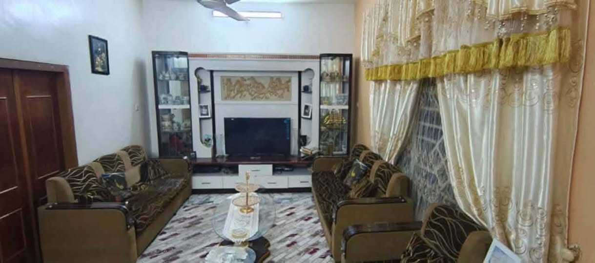 #دار_للـبيـع 🏠📍 الموقع:الديوانية #حي_الجامعة
قريب على شارع 20 التجاري
مساحة 100متر
📐 الواجهة: 10 متر
📏 النزال: 10 متر

📄 الطابو: صرف حر، غير مطلوب

🏡 الدار طابقين ويحتوي على:

🔹 الطابق الأول:

* استقبال
* صالة
* مطبخ
* صحيات
* گراج

🔹 الطابق الثاني:

* غرفتين نوم
* صالة
* صحيات
   للاستفسار 
***********
***********
مكتب أملأك للعقار العروبة شارع المتحف
