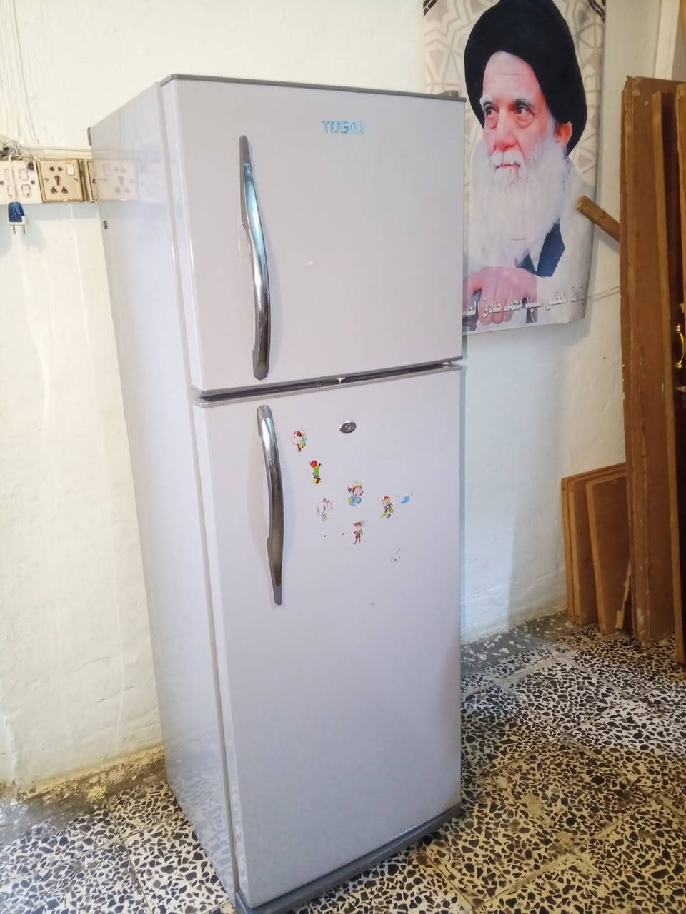 غراض بيت للبيع 
ثلاجه توسوت اخت الجديده 175 بيه مجال 
كاونتر 3 قطع 150 بي مجال 
ميز طعام جديد 60 
مكيف جنرال بلادي تبريد ثلج سعره 275 بي مجال 
مكان شارع فلسطين ***********
