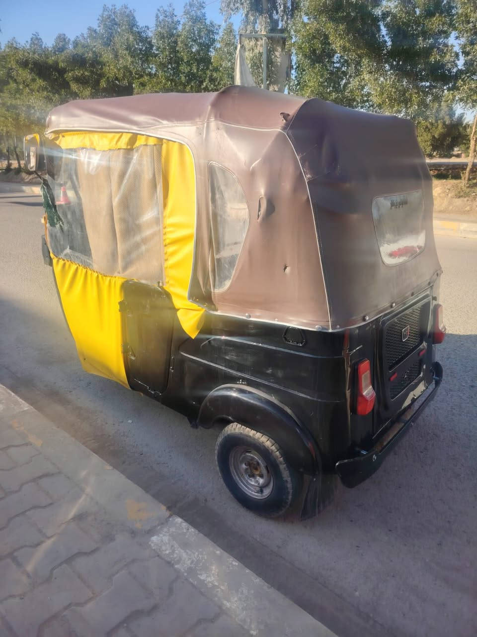 سلام عليكم تكتك 2022للبيع
مصبوغه صبغ عام وبيها قليل خياسات 

سعر 7وبيها مجال
***********
