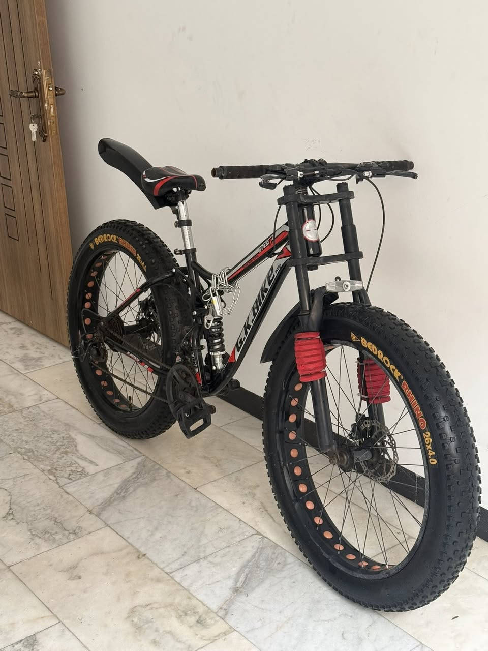 السلام عليكم ورحمة الله 
.
بايسكل دبابة للبيع ماركة G.K. Bike 
موديل 2021
. 
دبلات امامي ممتازة 
.
دبل خلفي ممتاز 
.
گير (عقرب) امامي (3) نمر ماركة شيمانو
.
گير خلفي (7) نمر ماركة شيمانو 
.
بايسكل نظيف مستخدم قليل كان مخزن
نقص فقط ستاند ومعايرة للگير الامامي 
.
سعر 160 الف 
.
بغداد حي الجامعة


**إذا كنت صاحب هذا الإعلان وتريد حذفه لأي سبب، رجاءا أرسل رسالة إلى الدعم الفني**