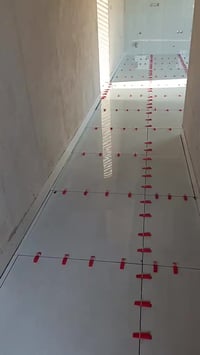 نقدّم خدمات تركيب السيراميك بدقة واهتمام بالتفاصيل لأن الشغل الصح يبين...