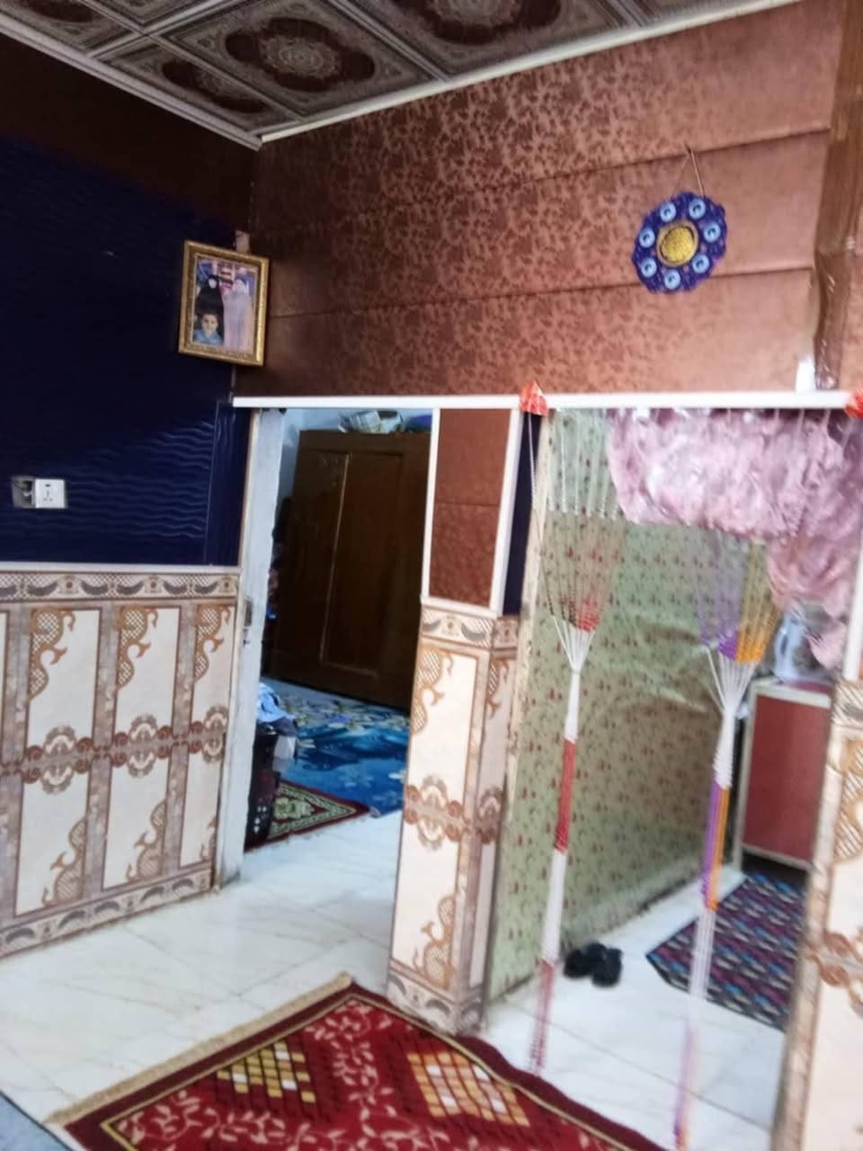 السلام عليكم بيت استقبال وغرفه وصحيات و مطبخ ودوسطح ماء مجاري كهرباء مولد شارع البانزين خانه منطقة العصوم للجوه زراعي سعر ٤٠مساحته 120 الرقم ***********
