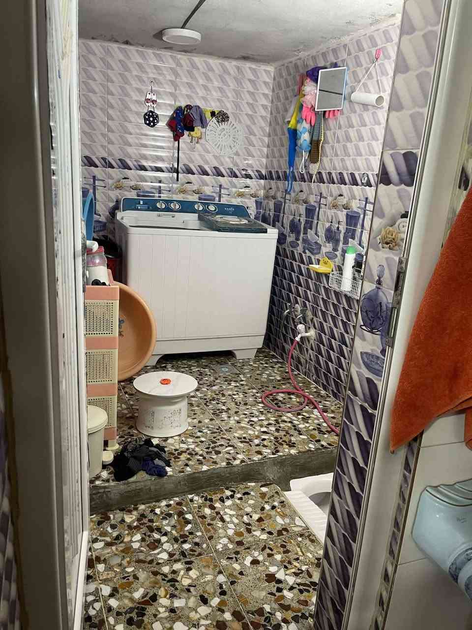 السلام عليكم بيت للبيع ،مساحه ٨٤. متر طابقين يتكون الطابق الجوه من ٣ غرف ومطبخ وصحيات والطابق الفوك ٢ غرف كبار وبيتونه ،،بناء جديد الطابق الفوك،،،العنوان شارع ١٣ مقابل بيت عبد الخالق مجاور كرزات الجود ،،الاستفسار ع رقم ،،***********.    ,***********.
