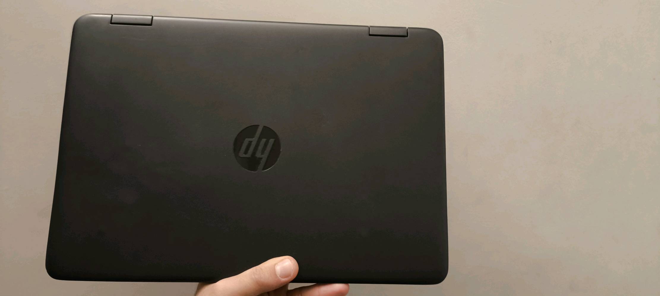 لابتوب hp probook 640 g2 
معالج i5 الجيل السادس 
كرت شاشة داخلي 
رام 4 كيكا نوع DDR4 
هارد سريع نوع SSD SATA حجم 120 كيكا و يمكن اضافة هارد ثاني للجهاز
بطاية اللابتوب جيدة استخدام ساعة الى ساعة و نصف
الجهاز بحالة جيدة مع وجود ملاحظة موضحة بالصورة